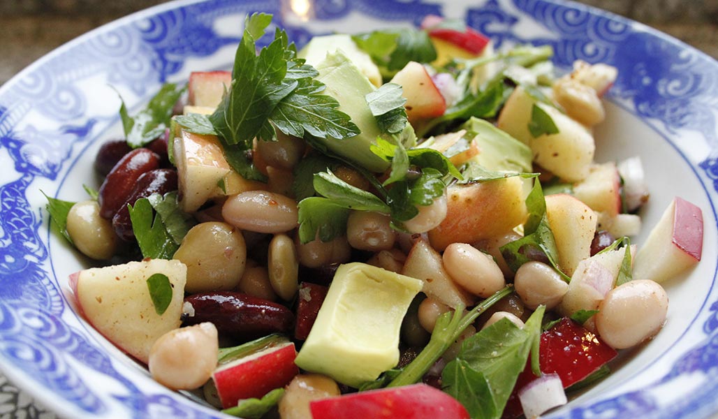 Zucchini-Avocado-Salat mit gerösteten Erdnüssen