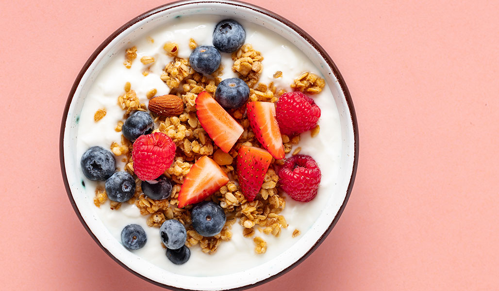 Knuspermüsli mit Skyr und Beeren
