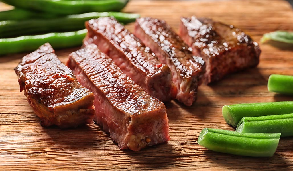 Gegrilltes Rindersteak mit Thymian und grünen Bohnen