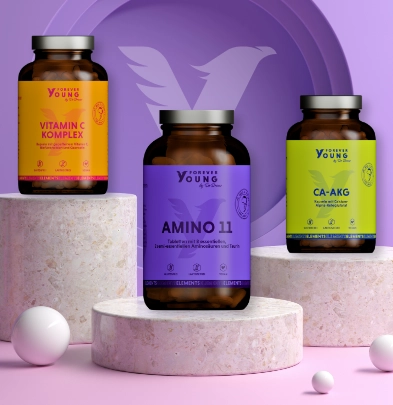 Das Bild zeigt ausgewählte FOREVER YOUNG Elements Produkte auf kleinen Podesten.