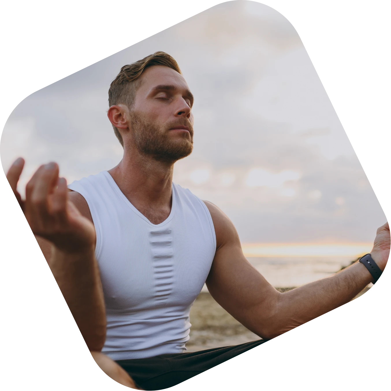 Mann meditiert im Freien – Forever Young Denken