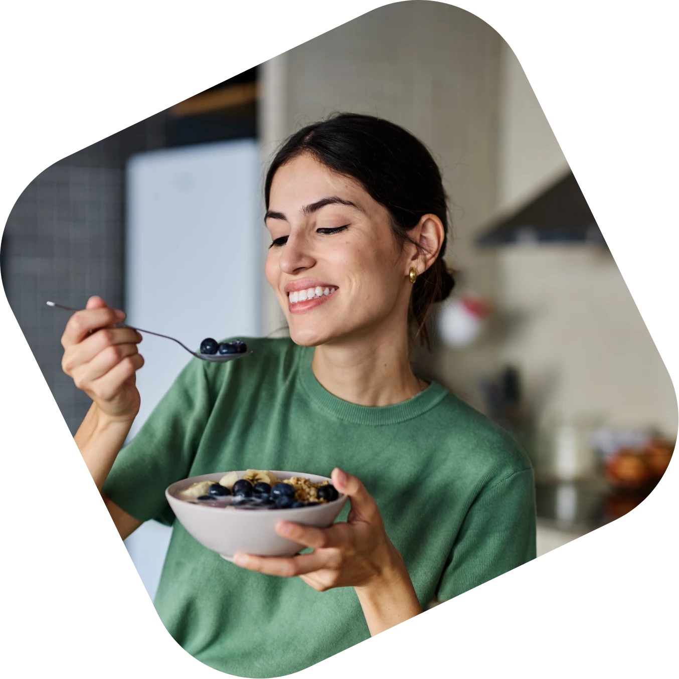 Frau genießt Bowl mit Blaubeeren – Forever Young Ernährung