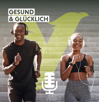 Sportlerpaar beim Laufen in der Natur mit Hinweis auf den FOREVER YOUNG Podcast.