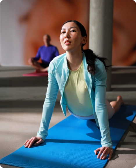 Aufnahme einer Frau beim Yoga auf einer blauer Matte