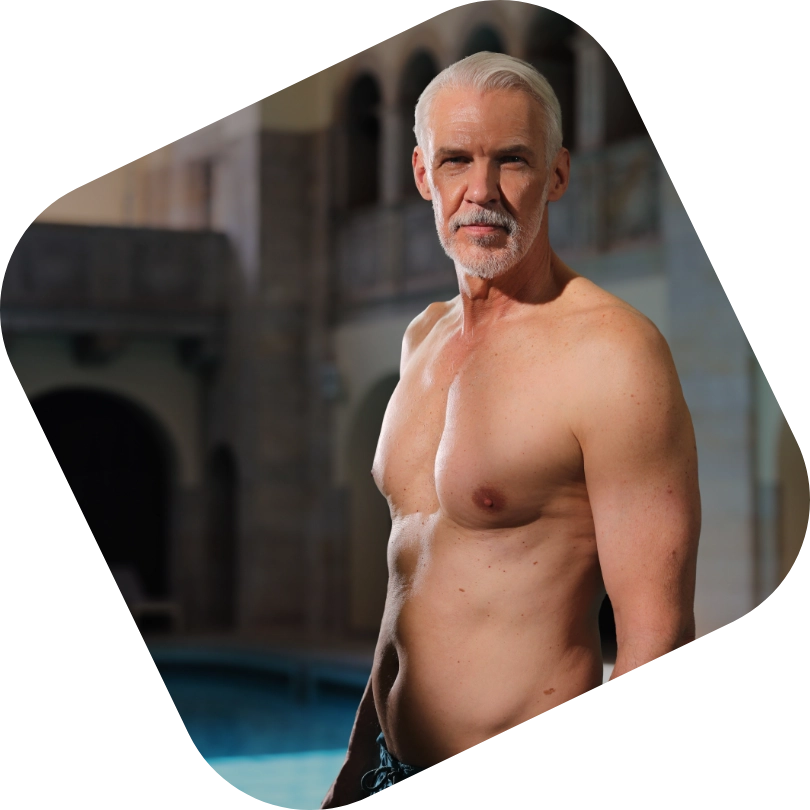 Vitaler älterer Mann mit trainiertem Körper – Forever Young steht für gesundes und aktives Älterwerden