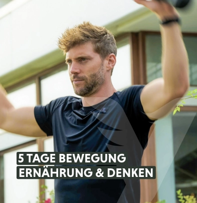 Mann führt beim FOREVER YOUNG Seminar eine Fitness-Übung aus.