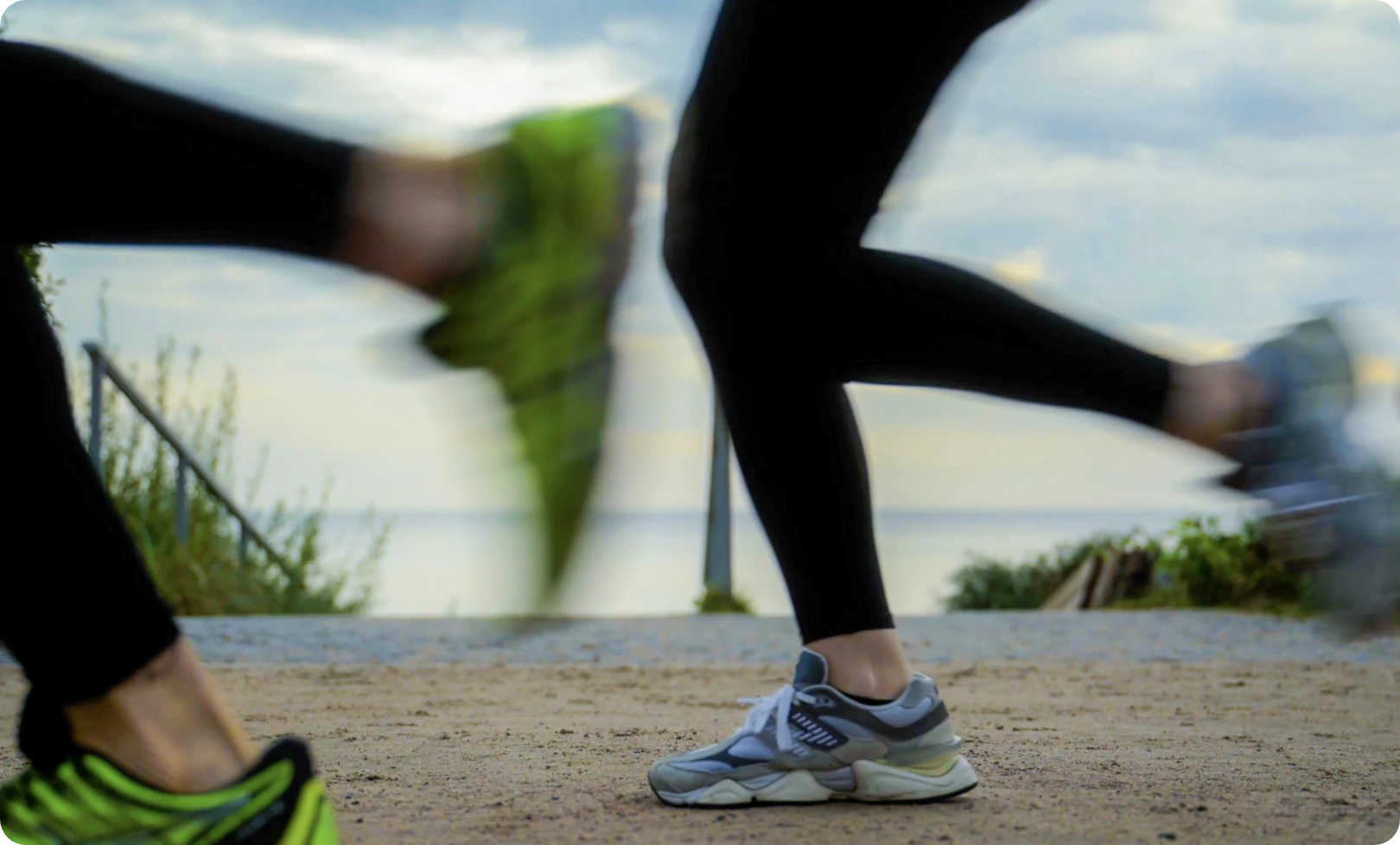 Bild zeigt die Füße von zwei joggenden Personen beim FOREVER YOUNG Seminar.