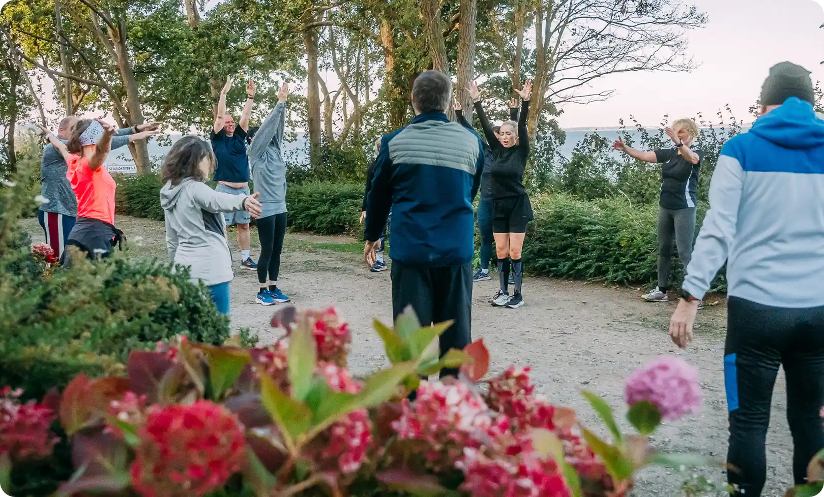 Seminargruppe bei gemeinsamer Gymnastik im Freien am Meer